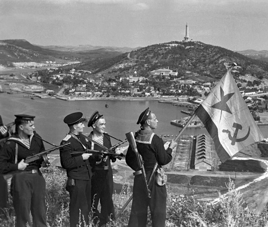 «Водружение флага над Порт-Артуром. Великая Отечественная война 1941-1945 гг». RIA Novosti archive, image #834147/Haldei /CC-BY-SA 3.0